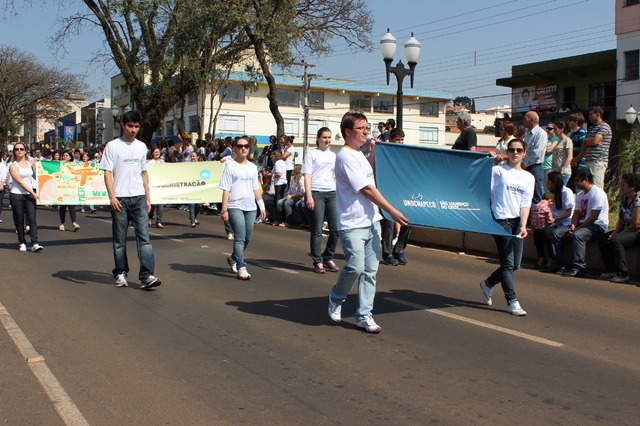 Acadêmicos mostram criatividade em desfile do dia 7 de setembro