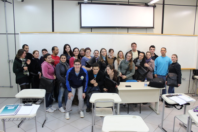 Alunos de Ciências Contábeis recebem materiais de apoio