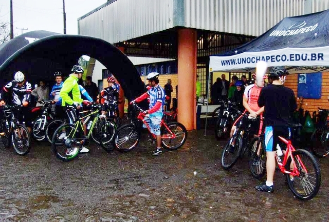 Ciclistas enfrentaram frio e chuva em prova no domingo