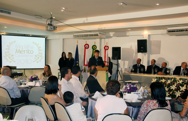 Crea distingue Unochapecó com entrega do medalha do Mérito Catarinense