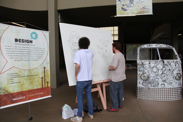 Designer profissional e acadêmico produzem juntos tela durante o Mundo das Profissões