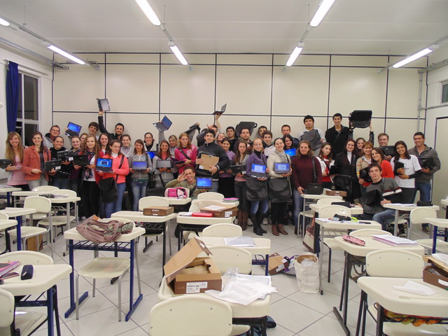 Entrega de netbooks e pasta ao primeiro período de São Lourenço do Oeste