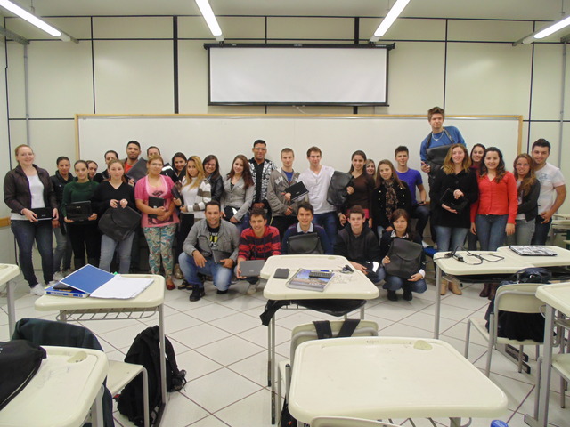 Entrega de netbooks e pasta ao primeiro período, turmas A e B, de Chapecó