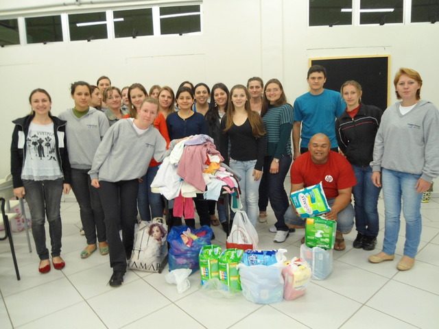 Estudantes da Unochapecó arrecadam roupas e fraldas para doação