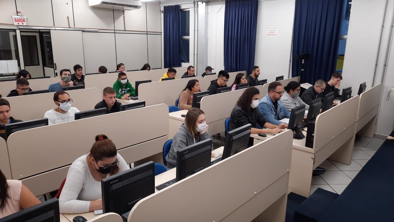 Os alunos iniciaram as aulas nos laboratórios esta semana