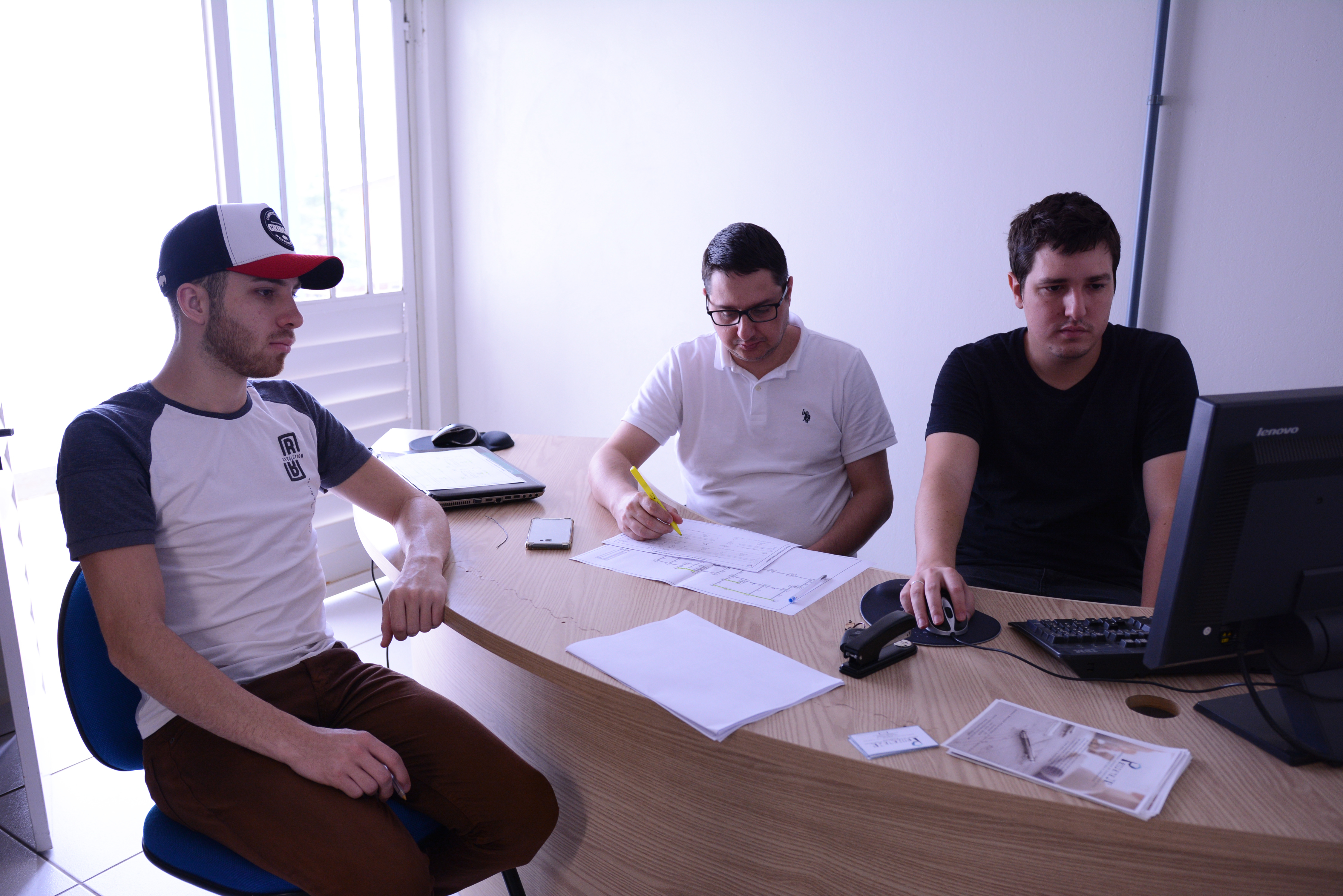 Os estudantes contam com o apoio de dois professores para auxiliar nas atividades jhjh