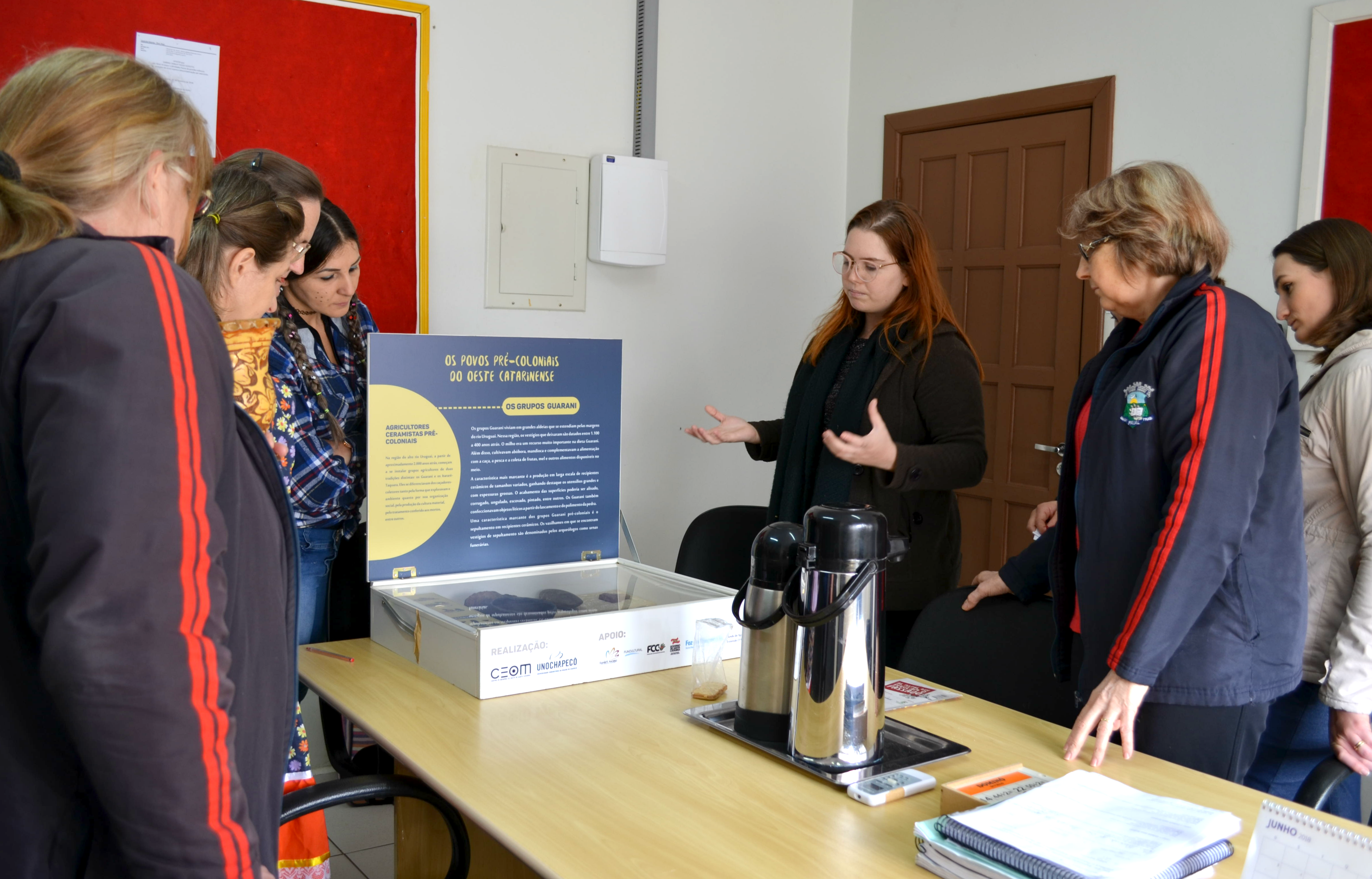 A equipe do Ceom explica sobre o patrimônio arqueológico aos visitantes yjy