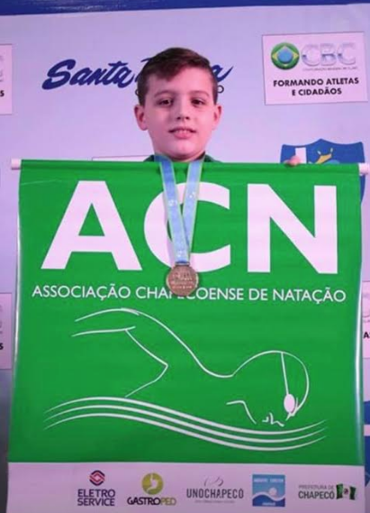 O atleta Arthur Momoli, que conquistou medalha de ouro e bronze na competição scsfsf