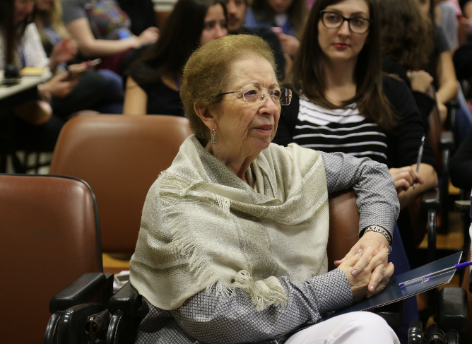 A professora Tânia palestrou sobre as mudanças na sociedade e os impactos nas instituições de ensino superior