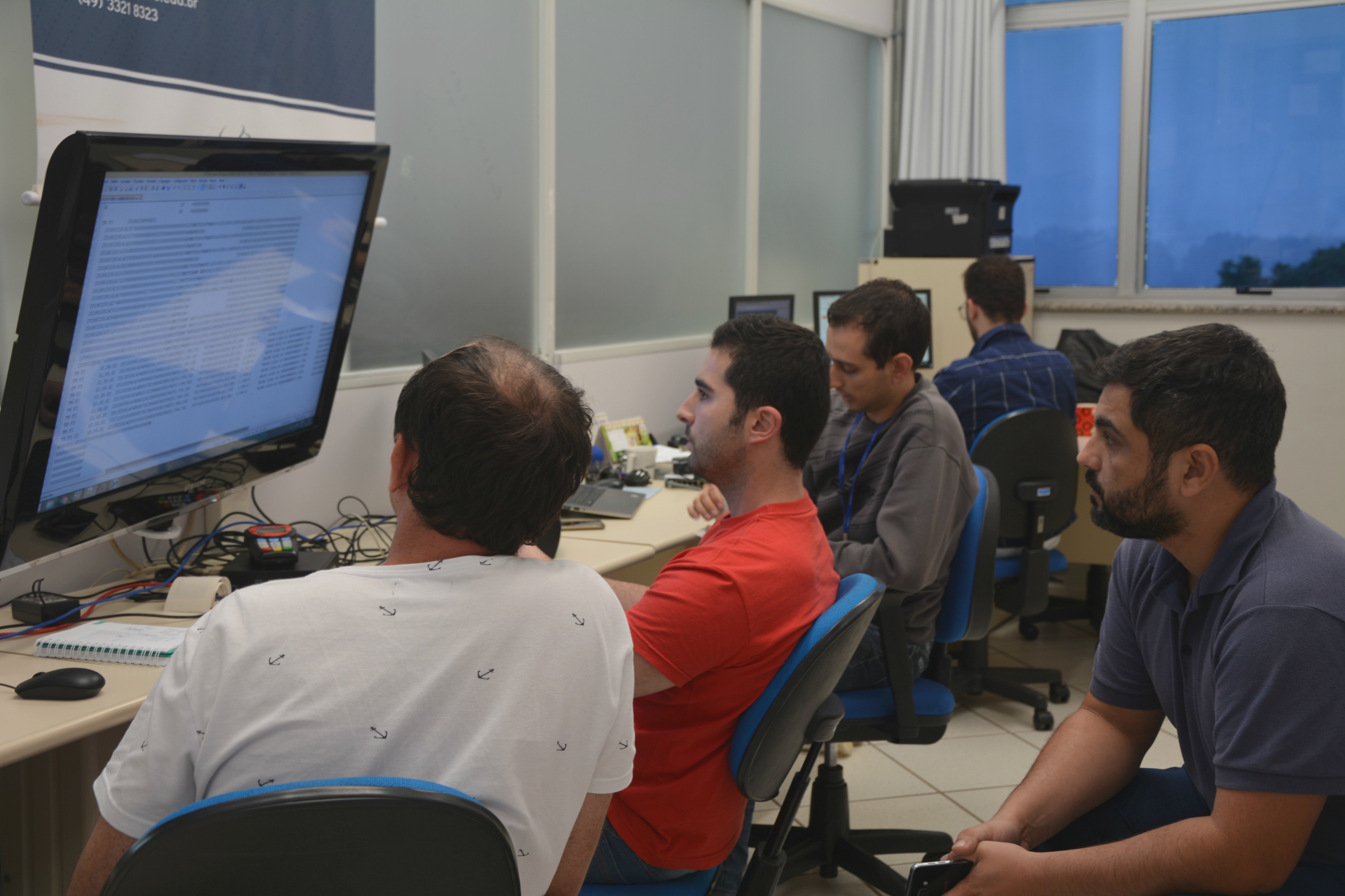 O teénico Fernando conversa com os representantes de uma empresa durante a homologação O técnico Fernando conversa com os representantes de uma empresa durante a homologação