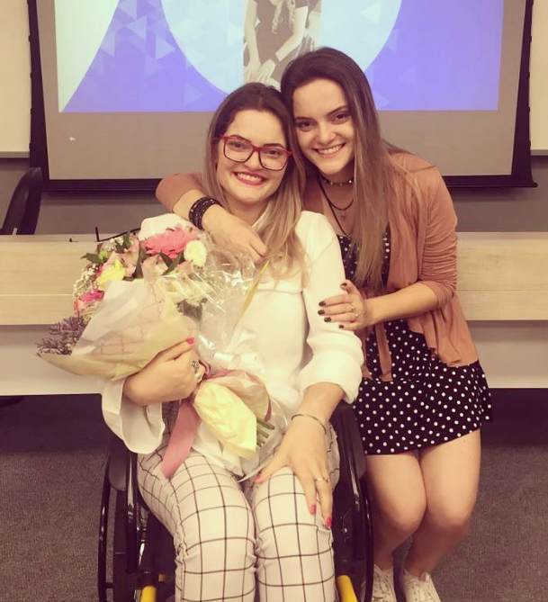 Isa e sua irmã gêmea, Heloisa, que também está abordando a acessibilidade em seu TCC Isa e sua irmã gêmea, Heloisa, que também está abordando a acessibilidade em seu TCC