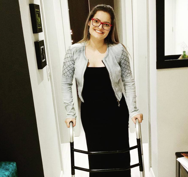 Quase dois anos depois, a estudante já consegue andar com o auxílio do andador Quase dois anos depois, a estudante já consegue andar com o auxílio do andador