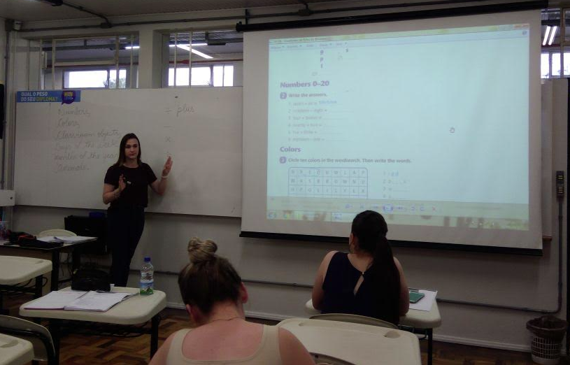 Uma das professoras explicando o conteúdo das aulas