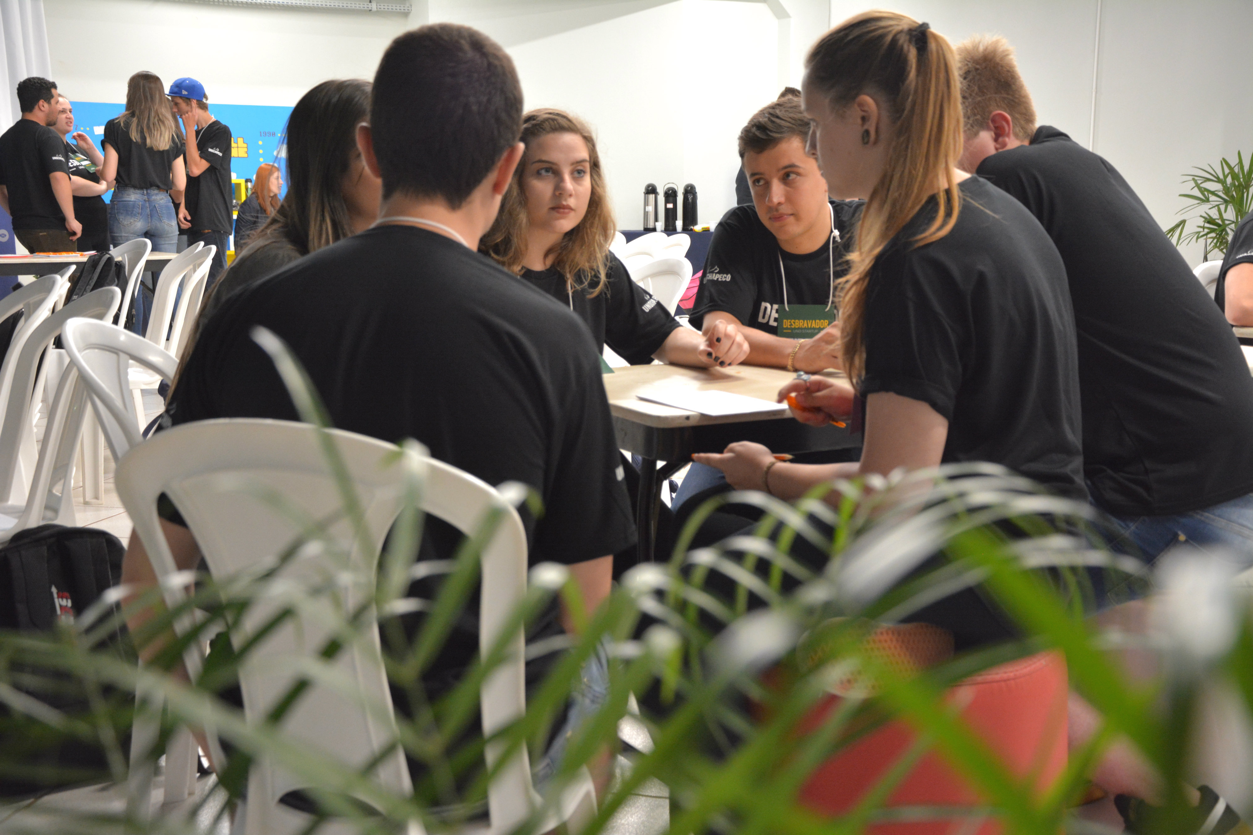 Com as equipes formadas, integrantes passam a desenvolver suas ideias uioiuo