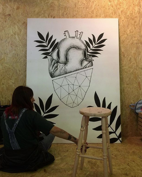 A artista Ana Orlandin e uma de suas obras sss