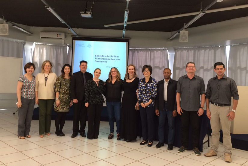 Na foto, a professora Dina acompanhada de professores e estudantes da pós-graduação lll
